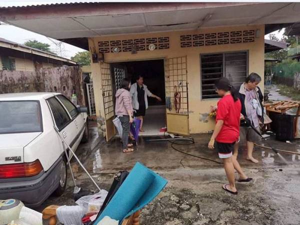Penduduk giat membersihkan rumah mereka setelah air surut dalam kejadian banjir kilat petang semalam.
