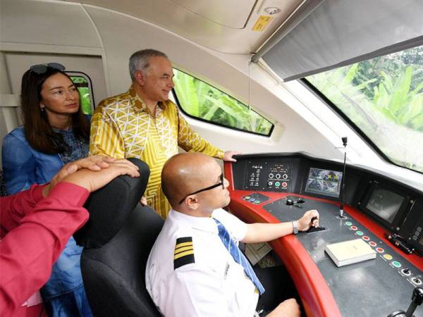 Sultan Perak Sultan Nazrin Shah dan Raja Permaisuri Perak Tuanku Zara Salim berkenan melihat ruang kokpit ETS2 yang menuju ke Stesen Kereta Api Ipoh selepas melancarkan perkhidmatan tren terbaharu itu hari ini.
--fotoBERNAMA