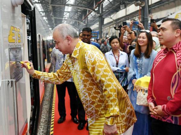 Sultan Perak Sultan Nazrin Shah (kanan) berkenan menandatangani plak pelancaran ETS2 di Stesen Kereta Api Kuala Lumpur hari ini.
Turut berangkat Raja Permaisuri Perak Tuanku Zara Salim (dua, kiri).
Turut sama Menteri Pengangkutan Anthony Loke (kiri).
--fotoBERNAMA