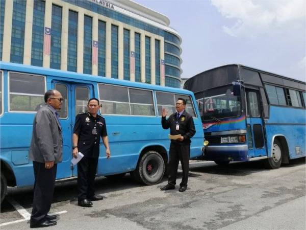 Khairul Anwar (kanan) menunjukkan kondisi kenderaan pekerja yang disita dalam Ops Kesan selama dua hari bermula semalam di Putrajaya.