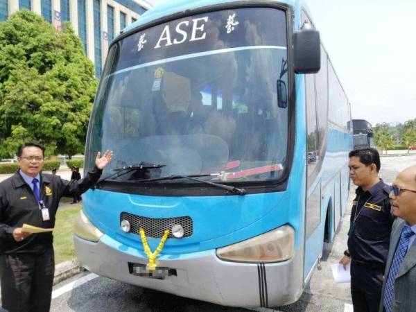 Khairul Anwar (kiri) menunjukkan kondisi kenderaan pekerja yang disita dalam Ops Kesan selama dua hari bermula semalam di Putrajaya.