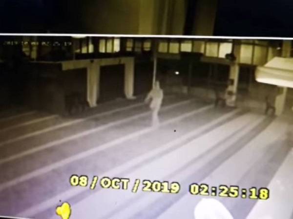 Aksi seorang individu mencuri wang tabung masjid dirakam CCTV tular di Facebook.