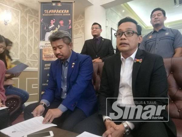 Mohd Khuzzan (kanan) dan Sharil pada sidang media di sini semalam.