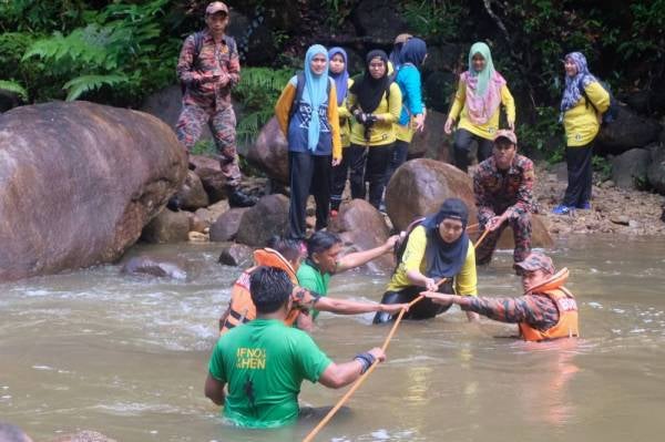 Anggota JBPM menyelamatkan sebahagian daripada 39 pendaki Gunung Sarut di Hutan Lipur Lata Payung yang terkandas di pertengahan gunung tersebut akibat berlaku kepala air berdekatan 'Blue Pool' hari ini.  - Foto Bernama
