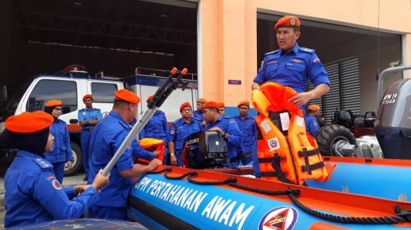 Awang Askandar (kanan) bersama pegawai-pegawainya meneliti kelengkapan dan logistik yang dimiliki APM Kedah.