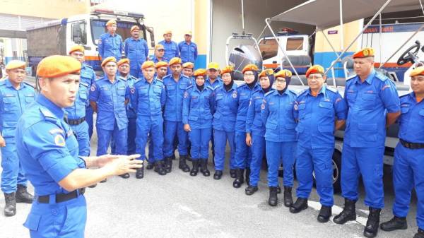 Awang Askandar (kiri) memberikan taklimat ringkas kepada semua pegawai-pegawainya berkenaan kemampuan logistik yang dimiliki oleh APM Kedah semalam.