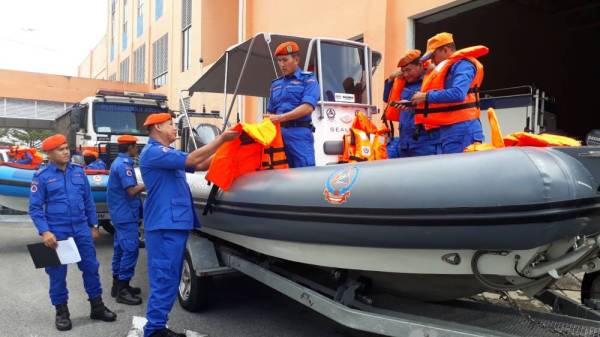 Awang Askandar (tiga dari kanan) berada dia atas bot sealegs yang mampu digunakan di darat dan juga air.