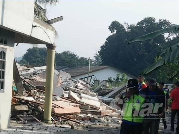 Pihak berkuasa sedang menjalankan kerja perobohan di lokasi semalam.