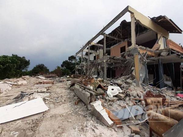 Antara rumah penduduk yang dirobohkan dalam operasi yang dijalankan hari ini.