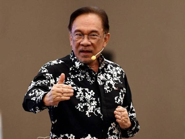 Anwar menyampaikan Pidato Pembinaan Bangsa Malaysia pada majlis penutup Siri Dialog Shah Alam 'Hidup Bersama Dalam Kepelbagaian: Pembinaan Bangsa Dan Budaya Damai' anjuran Institut Darul Ehsan malam ini. - Foto Bernama