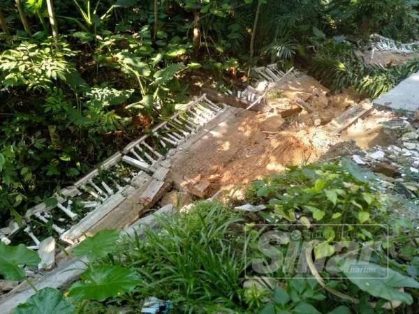 Keadaan tanah runtuh berdekatan kediaman penduduk di Apartmen Azalea.