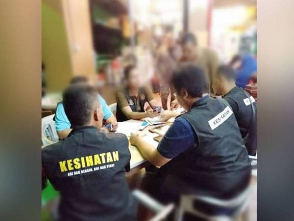 Pegawai Bahagian Perkhidmatan Perbandaran, Bahagian Penguatkuasaan dan Keselamatan MPK dan pegawai dari Pejabat Kesihatan Kuantan melakukan pemeriksaan ke atas restoran terbabit. - Foto MPK