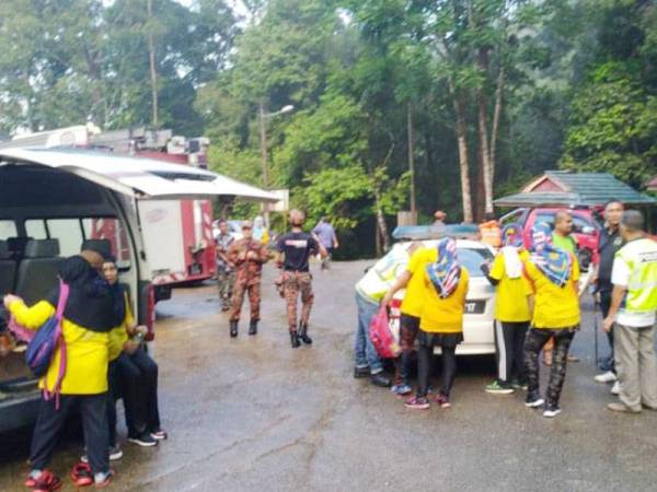Sebahagian daripada pendaki yang diselamatkan di lokasi kejadian. -Foto ehsan BBP Setiu