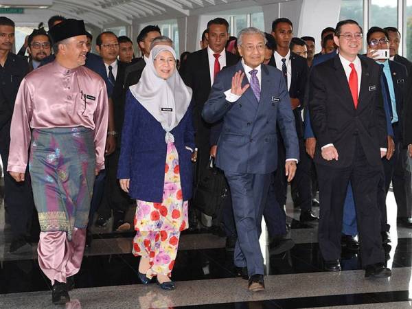 Perdana Menteri Tun Dr Mahathir Mohamad bersama Menteri Kewangan Lim Guan Eng ketika hadir pada pembentangan Belanjawan 2020 di Bangunan Parlimen hari ini. - Foto Bernama
