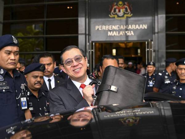 Menteri Kewangan Lim Guan Eng menunjukkan beg berisi teks ucapan Belanjawan 2020 di Kementerian Kewangan sebelum bertolak ke Parlimen bagi membentangkan Belanjawan 2020 hari ini. - Foto Bernama