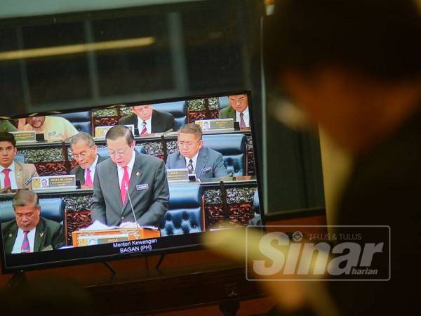 Rakyat Malaysia menonton Pembentangan Belanjawan 2020 secara live di televesyen dan telefon pintar hari ini. - Foto SHARIFUDIN ABDUL RAHIM