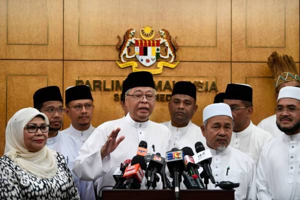 Ismail sewaktu sidang akhbar di lobi Parlimen tadi.