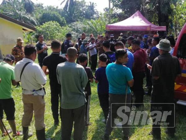 Penduduk kampung turut menyertai SAR yang dijalankan pihak berkuasa.