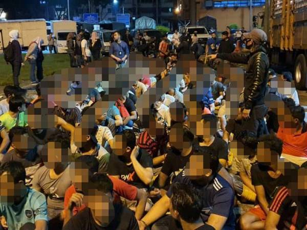 Sebahagian PATI ditahan dalam operasi bersepadu di Pasar Borong Kuala Lumpur selama dua jam.