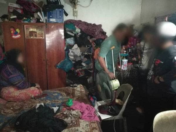 Suami isteri ditahan AADK dikediaman mereka di Jalan Sungai Baru Simpang Empat.