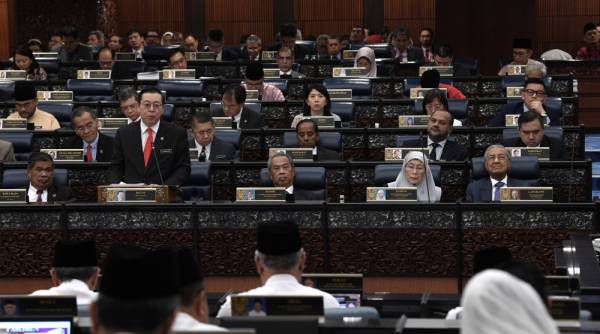 Guan Eng ketika membentangkan Belanjawan 2020 di Dewan Rakyat hari ini.  - Foto Bernama