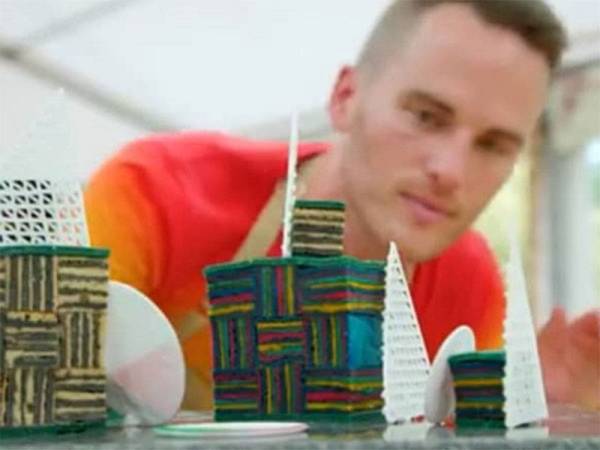 David Atherton telah memperkenalkan hasil kek lapis Sarawak versi ciptaannya pada minggu ketujuh bagi rancangan The Great British Bake Off 2019.