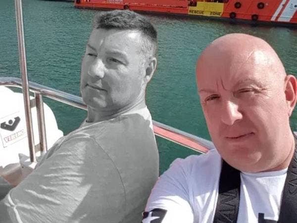 Parkinson (kanan) bergambar bersama Hickey.