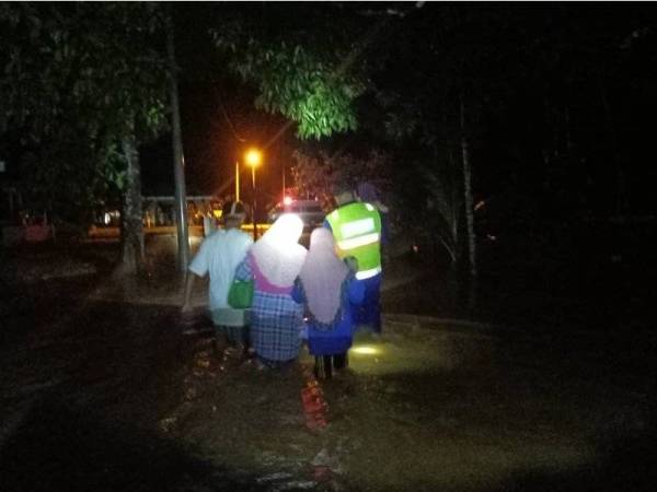 Keadaan banjir di Kampung Bendang Luas, Ijok. - Foto APM Perak