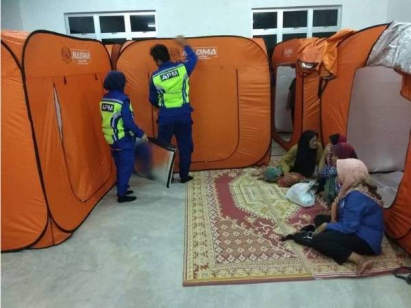 Warga emas antara mangsa yang dipindahkan berikutan banjid di Selama. - Foto APM Perak