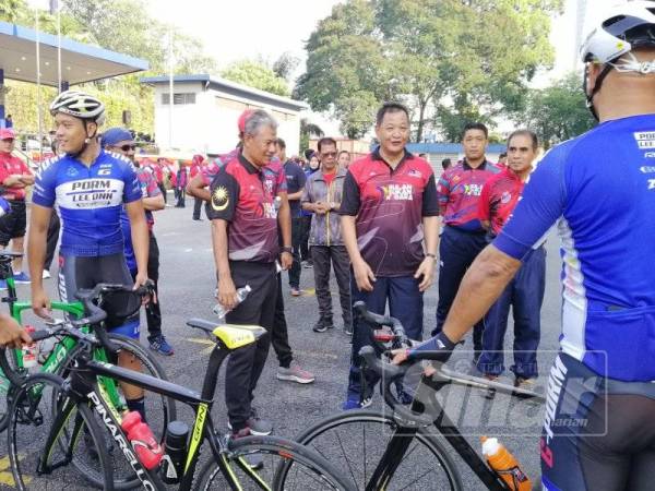 Abdul Hamid (tiga dari kiri) beramah mesra dengan pegawai dan anggotanya dalam Majlis Pelancaran Bulan Sukan Negara Peringkat PDRM 2019 di Bukit Aman hari ini.