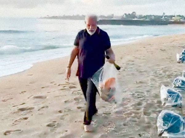 Modi mengutip sampah di tepi pantai di sebuah pusat penranginan di negara itu hari ini.