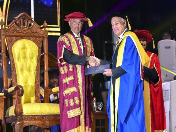 Al-Sultan Abdullah berkenan menyampaikan Ijazah Doktor Kehormat Pangurusan kepada bekas Perdana Menteri Perancis, Jean-Marc Ayrault pada majlis Konvokesyen ke-16 UniKL 2019 di PICC hari ini. FOTO: BERNAMA