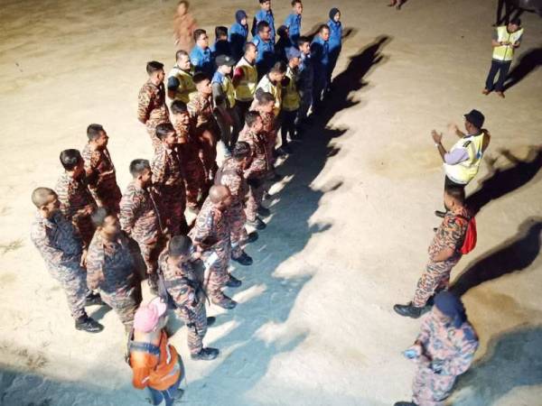 Pasukan bomba mendengar taklimat pada operasi mencari dan menyelamat mangsa yang jatuh cerun di Lumut semalam. - Foto Ihsan bomba
