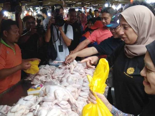 Latheefa (dua dari kanan) tidak melepaskan peluang singgah dan membantu di gerai menjual ayam ketika sesi lelongan RM10 pada sambutan Ulang Tahun FAMA ke-54 dan Kempen Anti Rasuah Sempena Ulang Tahun SPRM ke-52 di Pasar Tani Seksyen 13 hari ini.
