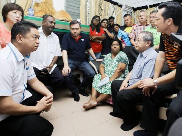Loke Siew Fook (duduk, empat dari kiri) dan Lim Kit Siang (duduk, dua dari kanan) bertanya khabar isteri Gunasekaran, J Arul Merry (duduk, tiga dari kanan).