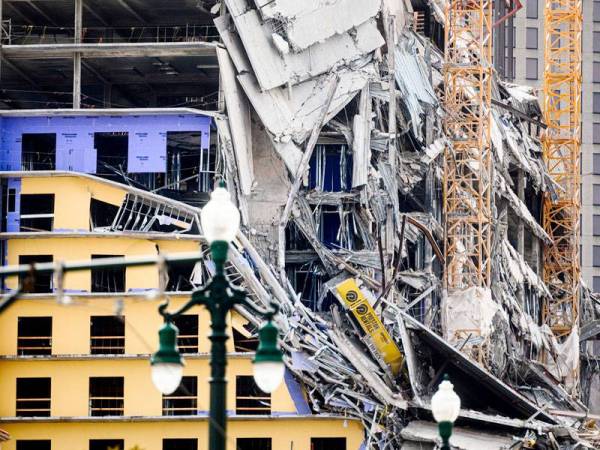 Beberapa saksi berkata, mereka terdengar bunyi kuat daripada runtuhan itu seolah-olah bangunan itu dilanggar pesawat.