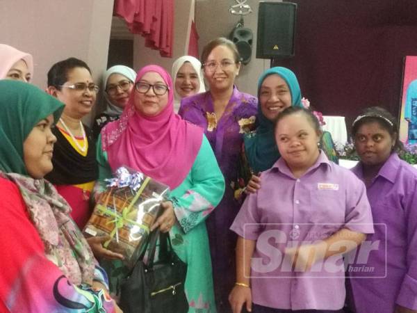 Burhah (tengah) bergambar bersama pengurusan salah sebuah PDK di negeri ini.