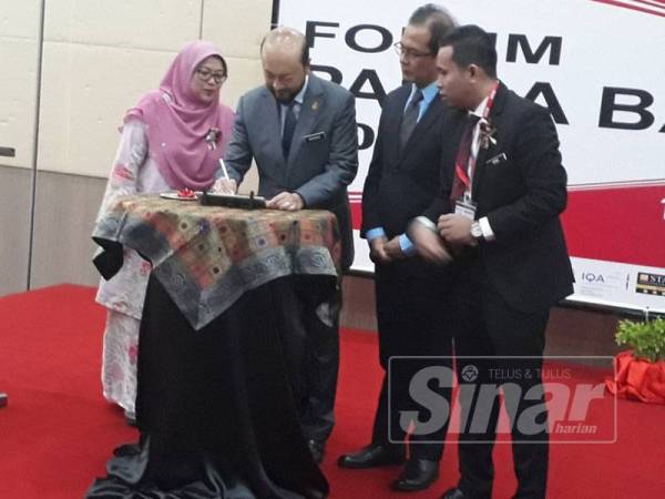 Mukhriz (dua dari kiri) menyempurnakan gimik perasmian Forum Pasca Bajet 2020 sambil disaksikan Ahmad Bashawir (dua dari kanan) di Hotel TH Alor Setar hari ini.