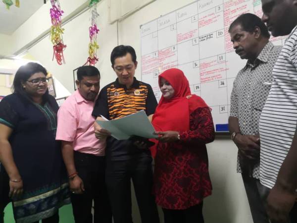 Kee Chin (tiga dari kiri) akan mengambil alih tugas Gunasekaran untuk menguruskan pusat khidmat DUN Seremban Jaya.