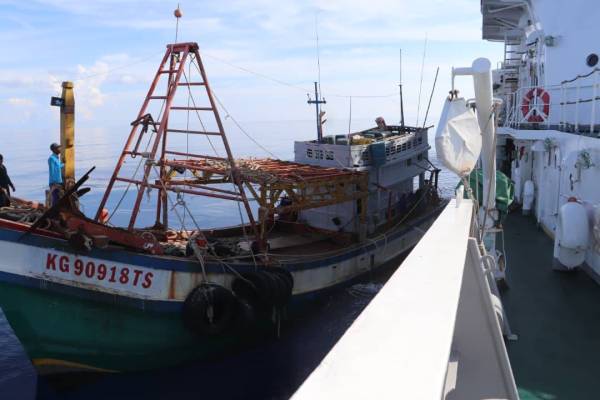 Bot nelayan asing yang ditahan Maritim Malaysia Pahang semalam selepas dikesan menceroboh dan menangkap ikan dalam perairan negeri Pahang.
