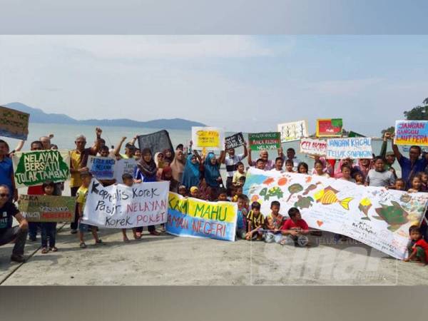 Lebih 100 penduduk dan Gabungan NGO, Rakan Segari membantah cadangan pembinaan loji penapisan minyak.