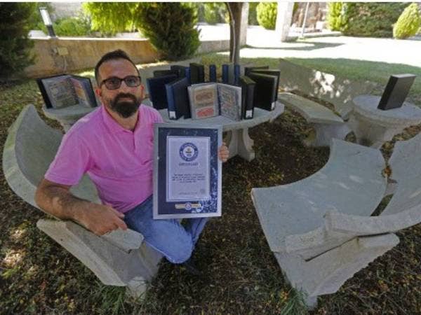 Youssef yang berusia 42 tahun menunjukkan sijil Guinness yang diterima. - Foto Bilal Jawich/Xinhua