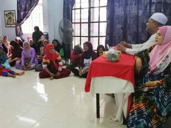 Meor Shamshir (kanan) mendengar masalah dan menjadi rujukan golongan asnaf yang hadir setiap Jumaat untuk makan dan mendapatkan bantuan dari kelab tersebut.