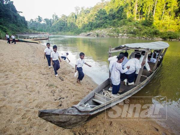 Demi menimba ilmu, anak-anak orang asli suku Batek menggunakan bot panjang sebagai pengangkutan utama mereka untuk ke sekolah dan perlu menyusuri sungai selama 30 minit sebelum menjejakkan kaki ke SK Kuala Tahan setiap hari.