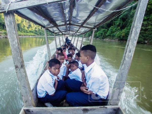 Bot panjang digunakan sebagai pengangkutan utama bagi anak-anak Batek bersama seorang guru menuju ke SK Kuala Tahan.