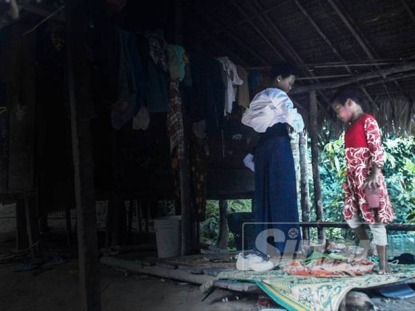 Kanak-kanak ini sedang bersiap-siap untuk ke sekolah kira-kira jam 6.40 pagi.