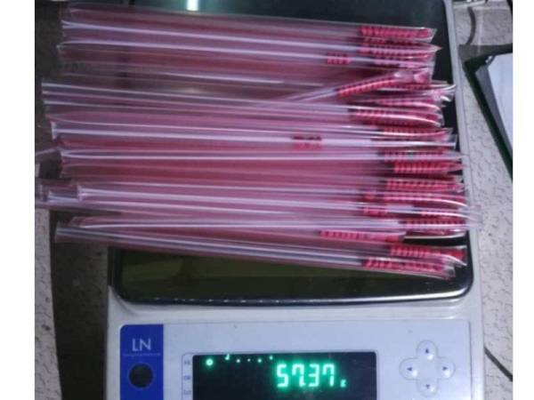 Barang rampasan dalam serbuan di sebuah kilang papan di Padang Tengku, Kuala Lipis awal pagi tadi. Foto PDRM