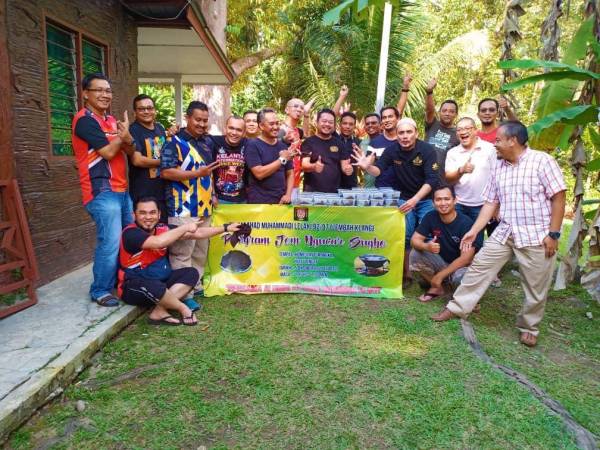 Peserta program merakamkan gambar bersama selepas selesai menyediakan juadah berkenaan.