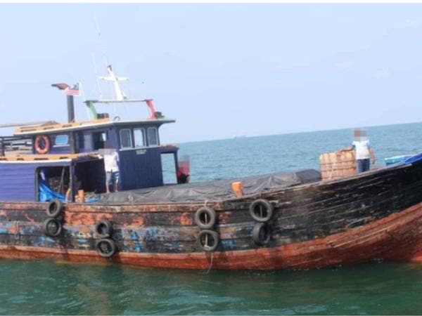 Sebuah bot barter trade yang membawa rokok seludup ditahan di jarak 3.2 batu nautika dari Tanjung Gabang Khamis lalu.