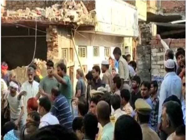 Sekurang-kurangnya 10 orang meninggal dunia selepas bangunan dua tingkat runtuh dipercayai berlaku letupan silinder. - FOTO: ANI